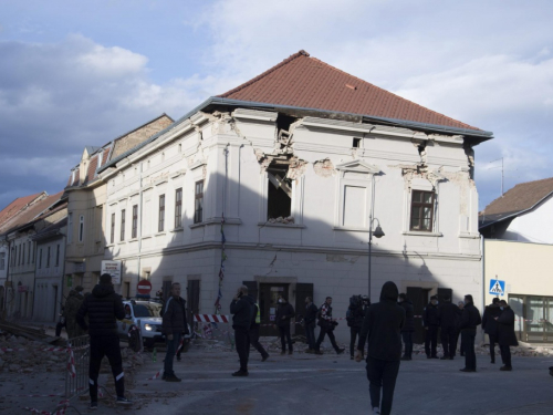 Veliki fotoizvještaj iz Petrinje: U samom centru gotovo nema zgrade koja nije razrušena