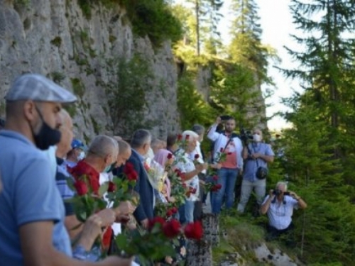 Pripadnici HVO-a, Armije BiH i Vojske RS odali počast žrtvama na Korićanskim stijenama