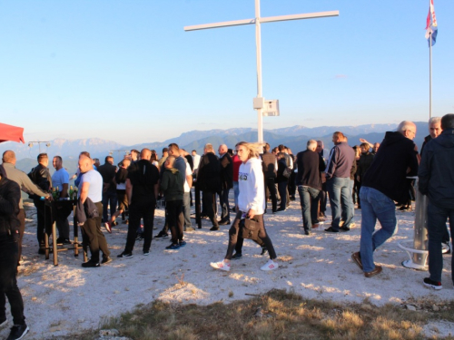 FOTO| Gmićani podigli križ na Makljenu