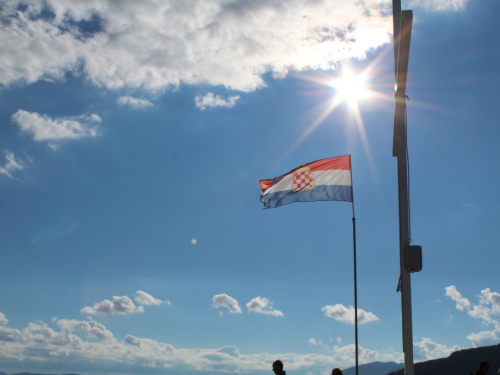 FOTO| Gmićani podigli križ na Makljenu