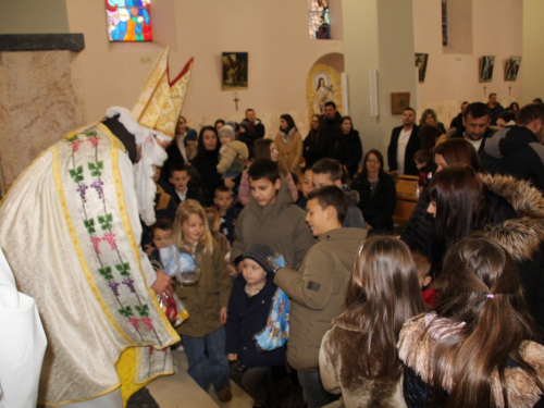 FOTO: Sv. Nikola i ove godine razveselio djecu u župi Rama-Šćit