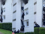 Svijet obišla snimka herojske akcije spašavanja: Obitelji pomogli izaći, dojenče bacili na sigurno