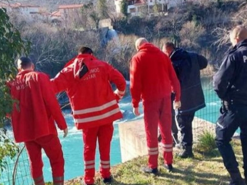 Bjegunac skočio u Neretvu, sudski policajac koji je trčao za njim povrijeđen