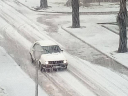 Olujno nevrijeme: Dok svi čekaju snijeg, Trebinje jutros pogodio grad!