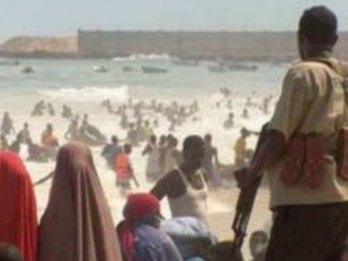Somalija: Automobil bomba eksplodirala, napadači pucaju na ljude po plaži