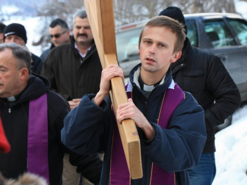 FOTO: Vlč. Ivan Karača predvodio Križni put na Uzdolu