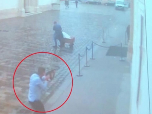 Objavljena snimka napada: ‘Zamijenio je šaržer i nastavio pucati, policajac ga je potjerao‘