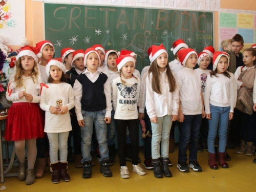 FOTO: Božićna priredba u Osnovnoj školi u Rumbocima