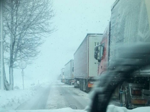 FOTO: Zbog snijega na Makljenu policija isključuje tegljače iz prometa