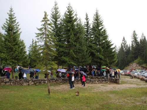 FOTO/VIDEO: Na Vranu služena sv. misa za poginule duvandžije