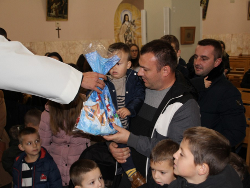 FOTO: Sv. Nikola i ove godine razveselio djecu u župi Rama-Šćit