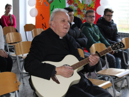 FOTO: Vlč. Jakov Kajinić održao duhovnu obnovu mladima u Prozoru