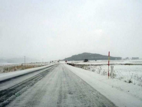 Vozači se pozivaju na oprez zbog snijega i jakih udara vjetra