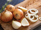 Znate li da luk spušta kolesterol? Evo kako ga jesti da bude najzdraviji