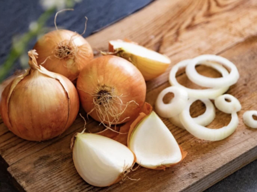 Znate li da luk spušta kolesterol? Evo kako ga jesti da bude najzdraviji