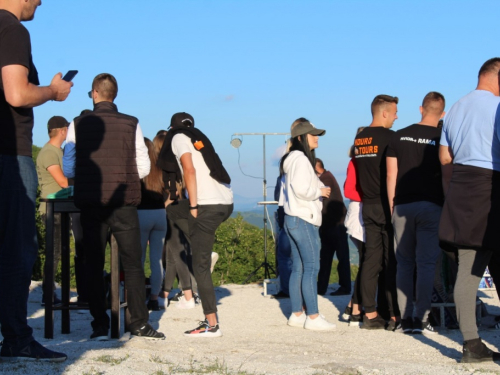 FOTO| Gmićani podigli križ na Makljenu
