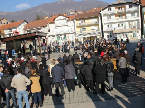 U Prozoru svečano otvoren Božićni sajam