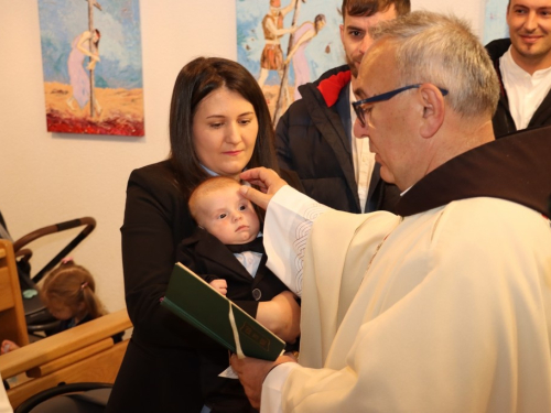 FOTO: Četvero djece kršteno na Šćitu