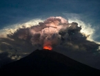 Vulkan na Baliju izbacivao lavu i pepeo, ljudi pobjegli