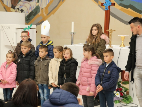 FOTO: Sv. Nikola podijelio darove djeci na Orašcu