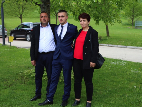 FOTO/VIDEO: Matura 2023. - Defile mladosti na ulicama Prozora
