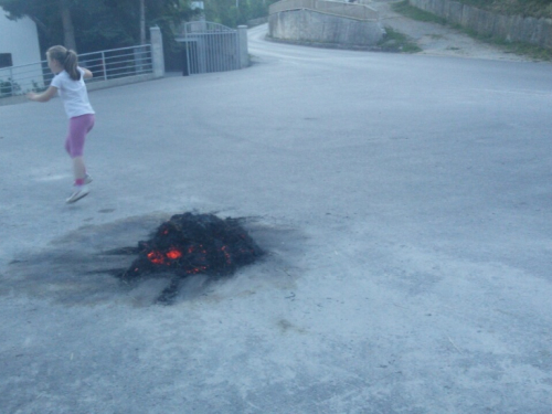 FOTO: Paljenjem svitnjaka Rama dočekuje sv. Ivu