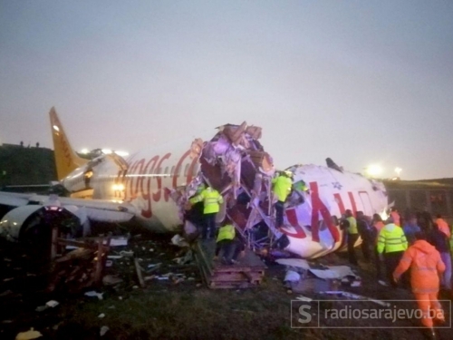 Istanbul: Zrakoplov izletio s piste tijekom slijetanja i prepolovio se