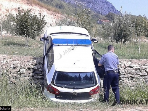 Ljubuški: Policijski automobil završio na zidu