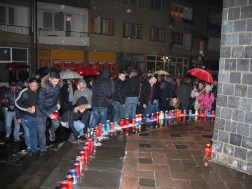 FOTO: U Prozoru zapaljene svijeće za tragično preminulog generala Slobodana Praljka