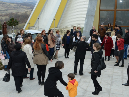 FOTO: Mons. dr. Pero Sudar blagoslovio novi križ i spomenik Stjepanu Džalti na Uzdolu