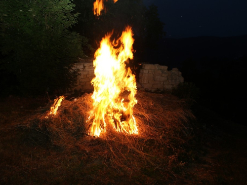 FOTO: Paljenjem svitnjaka Rama dočekuje sv. Ivu