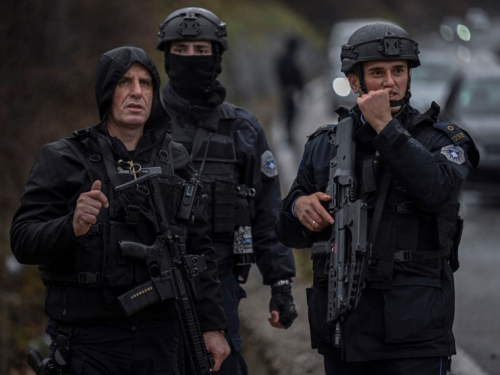 Specijalci na ulicama, kosovska policija upada u srpska sela
