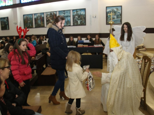 FOTO: Sv. Nikola podijelio paketiće djeci u Rumbocima