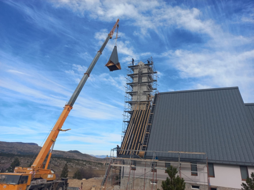 Postavljanje zvona i kupole na crkvi na Risovcu