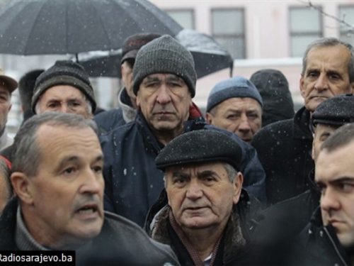 Vojni umirovljenici ponovno pred zgradom Vlade FBiH