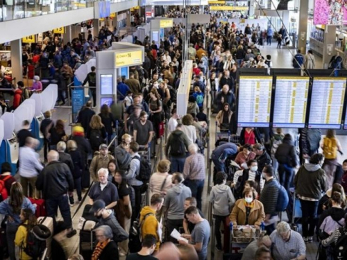 Kaos na aerodromu u Amsterdamu, ljudi čekaju na okolnim ulicama