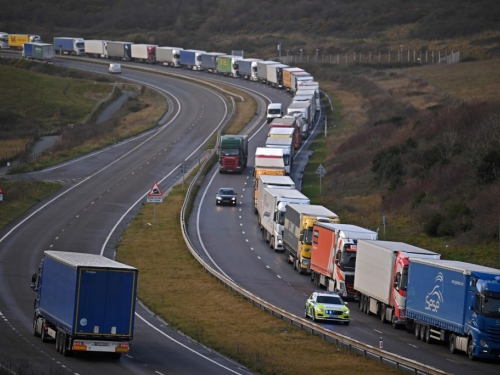 Luke u Britaniji su zagušene, u Doveru nepregledne kolone kamiona: ‘Prijete nam nestašice hrane‘