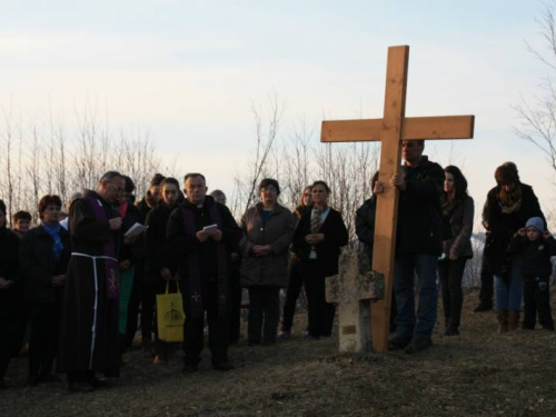 FOTO: Fra Andrija Jozić predvodio Križni put na Uzdolu