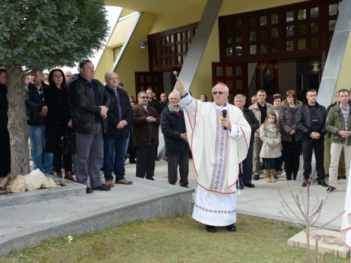 FOTO: Mons. dr. Pero Sudar blagoslovio novi križ i spomenik Stjepanu Džalti na Uzdolu