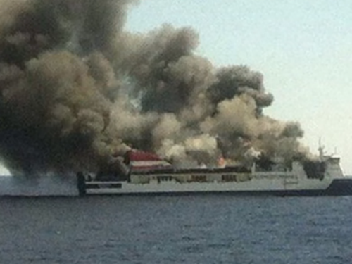 Gori veliki transportni brod kod Mallorce, posadu spašavaju helikopteri