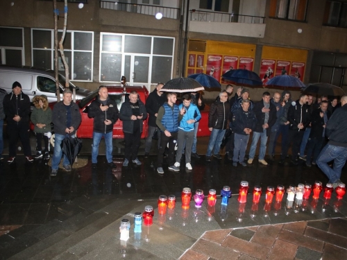 FOTO: Paljenjem svijeća u Prozoru odana počast Anti Pavloviću