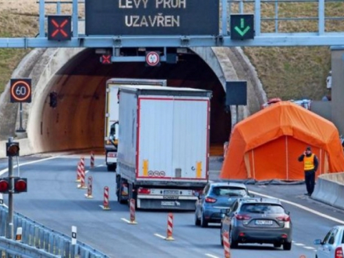 Češka popušta mjere, ukida nošenje maski na otvorenom