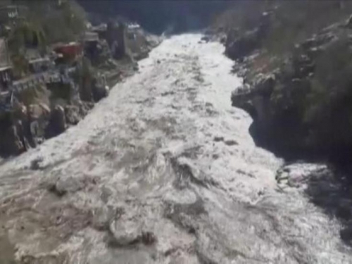 Indija: Strahuje se da je 100-150 ljudi izgubilo život nakon što se odlomio ledenjak