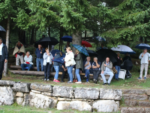 FOTO/VIDEO: Na Vranu služena sv. misa za poginule duvandžije