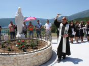 FOTO/VIDEO: U Podboru svečano blagoslovljen Gospin kip