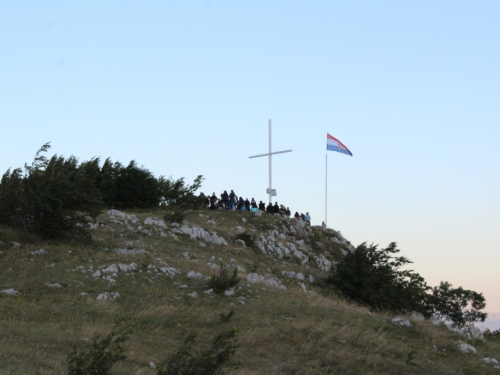 FOTO| Gmićani podigli križ na Makljenu