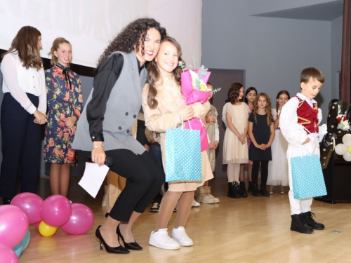 FOTO: Ines Markešić i Magdalena Zadro pobjednice dječjeg festivala ''Mala Rama 2024.''