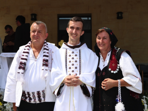 FOTO: Na Šćitu svečano proslavljena Velika Gospa i Mlada misa fra Mile Belje