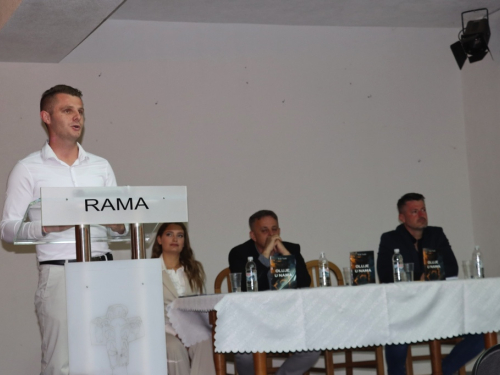FOTO: Na Šćitu predstavljena knjiga ''Oluje u nama'' autora Ivana Tadića