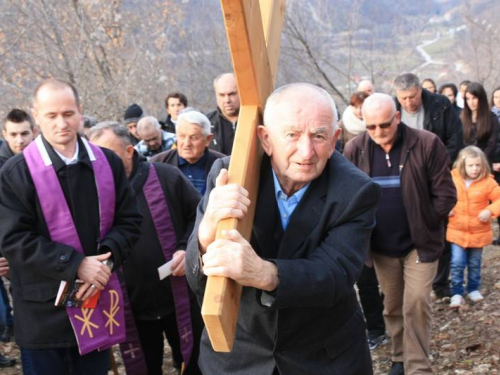 FOTO: Vlč. mr. Pero Brajko predvodio Križni put na Uzdolu